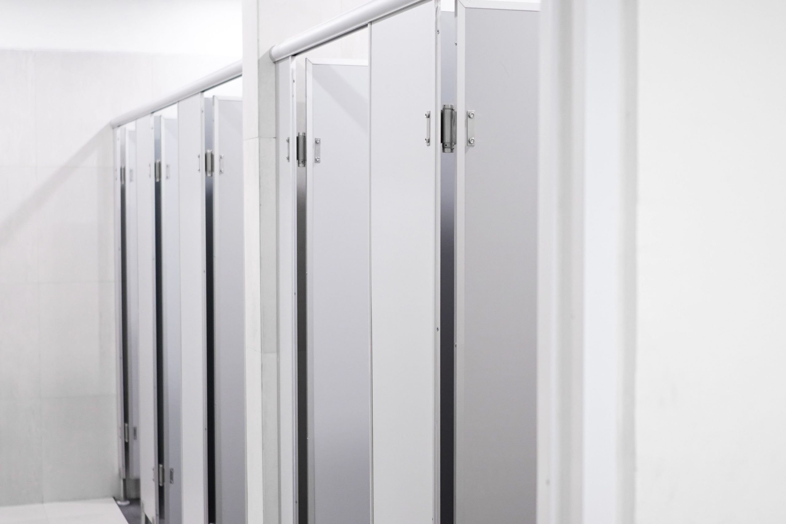 Cabinas fenólicas para baños y vestuarios, materiales y medidas